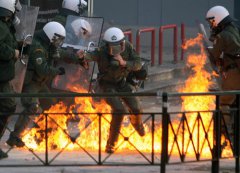 <b>雅典警察枪杀少年引骚乱 数千人大闹市中心(图</b>