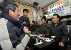 <b>李明博听民众诉苦哭红眼圈 送老人围巾(图)</b>